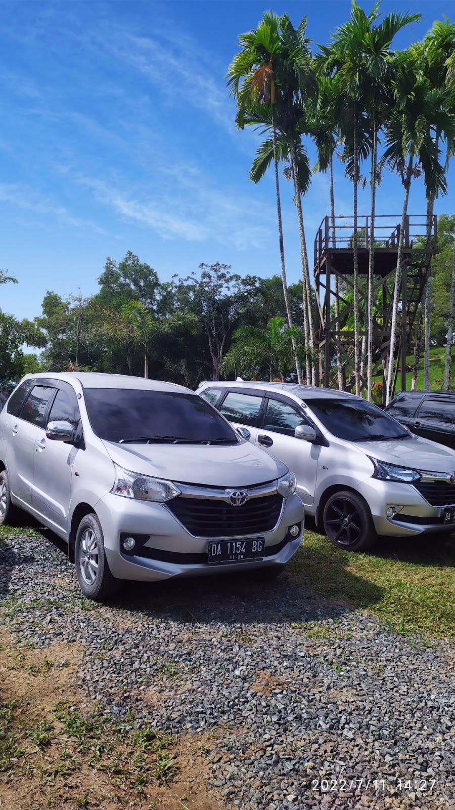 2 Unit Grand Avanza di Lokasi Wisata 2 Unit Grand Avanza di Lokasi Wisata